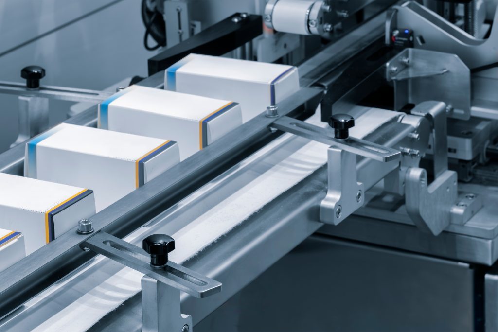 Automatische Verpackungslinie in pharmazeutischer Produktion – GMP-konforme Konfektionierung